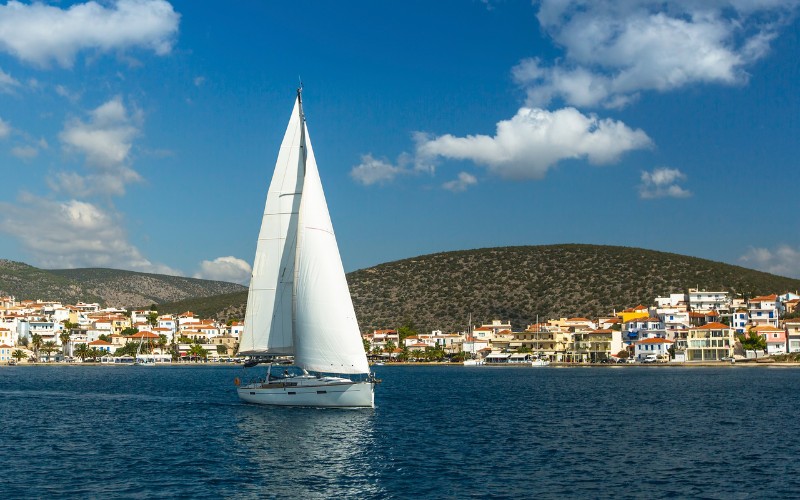 Sailing in Greece: Exploring the beauty of the Greek islands with yacht charters