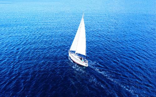 1-Santorin-Segelboot-800x500-shutterstock