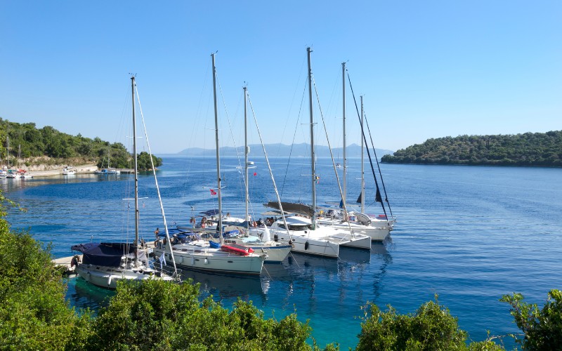 Μαρίνα με ιστιοπλοϊκά σκάφη στην Ελλάδα